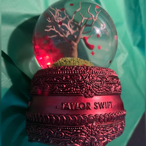 New in Box All Too Well Snow Globe Snowglobe Taylor Swift ATWTMV Ten Minute - Picture 2 of 8